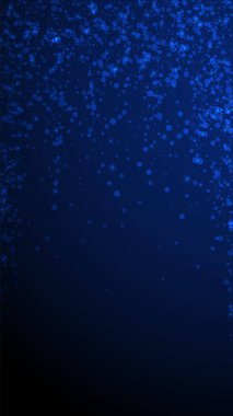 Sihirli yıldızlar Noel arka planı. İnce uçan kar taneleri ve koyu mavi arka plandaki yıldızlar. Kış gümüşi kar taneleri şablonları örtüyor. Serin dikey illüstrasyon.