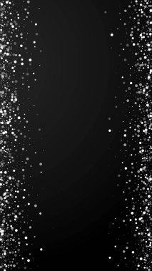 Yılbaşı arka planında rastgele beyaz noktalar. İnce uçan kar taneleri ve siyah arka plandaki yıldızlar. Tatlı kış gümüşü kar tanesi şablonu örtüyor. Güzel dikey illüstrasyon.