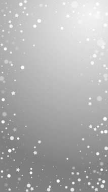 Sihirli yıldızlar rastgele Noel arkaplanı. İnce uçan kar taneleri ve gri arkaplanda yıldızlar. Gerçek kış gümüşü kar tanesi şablonu örtüyor. Etkileyici dikey çizim.