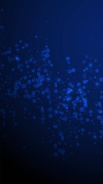 Sihirli yıldızlar seyrek Noel arkaplanı. İnce uçan kar taneleri ve koyu mavi arka plandaki yıldızlar. Canlı canlı gümüş kar tanesi şablonu. Büyüleyici dikey çizim.