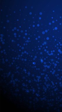 Sihirli yıldızlar seyrek Noel arkaplanı. İnce uçan kar taneleri ve koyu mavi arka plandaki yıldızlar. Temyize giden Gümüş Kar Tanesi şablonu. Tatlı dikey illüstrasyon.