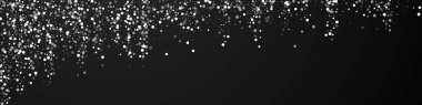 Yılbaşı arka planında rastgele beyaz noktalar. İnce uçan kar taneleri ve siyah arka plandaki yıldızlar. Cesur kış gümüşü kar taneleri şablonu örtüyor. Göz kamaştırıcı panoramik çizim.