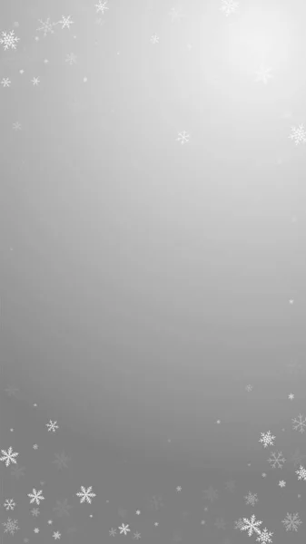 雪のクリスマスの背景を麻痺させます 灰色の背景に小さな飛行雪のフレークと星 立派な冬の銀の雪の結晶オーバーレイテンプレート 大縦図 — ストックベクタ