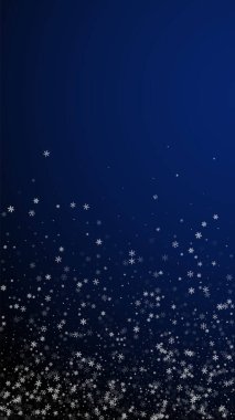 Güzel kar yağışı Noel arkaplanı. İnce uçan kar taneleri ve koyu mavi arka plandaki yıldızlar. Temyize giden Gümüş Kar Tanesi şablonu. Güzel dikey illüstrasyon.