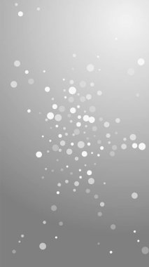 Beyaz noktalar Noel arkaplanı. İnce uçan kar taneleri ve gri arkaplanda yıldızlar. Canlı canlı gümüş kar tanesi şablonu. Zarif dikey illüstrasyon.