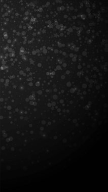 Sihirli yıldızlar seyrek Noel arkaplanı. İnce uçan kar taneleri ve siyah arka plandaki yıldızlar. Temyize giden Gümüş Kar Tanesi şablonu. Dikey illüstrasyon.