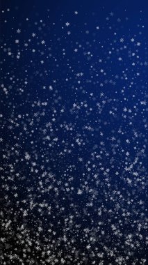 Güzel kar yağışı Noel arkaplanı. İnce uçan kar taneleri ve koyu mavi arka plandaki yıldızlar. Temyize giden Gümüş Kar Tanesi şablonu. Parlak dikey illüstrasyon.