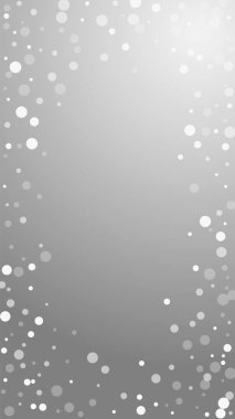 Beyaz noktalar Noel arkaplanı. İnce uçan kar taneleri ve gri arkaplanda yıldızlar. Takdire şayan kış gümüşü kar tanesi şablonu örtüyor. Popüler dikey illüstrasyon.