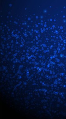 Sihirli yıldızlar seyrek Noel arkaplanı. İnce uçan kar taneleri ve koyu mavi arka plandaki yıldızlar. Eğlenceli kış gümüşü kar taneleri şablonu örtüyor. Fantastik dikey çizim.