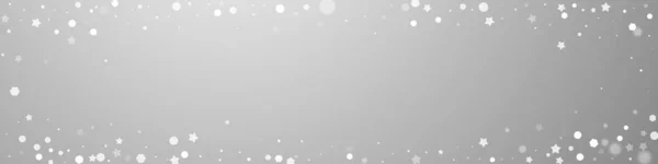 魔法の星ランダムクリスマスの背景 灰色の背景に小さな飛行雪のフレークと星 鮮やかな冬の銀の雪の結晶オーバーレイテンプレート 迫力あるパノラマイラスト — ストックベクタ