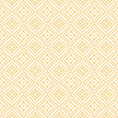 Döşemeli suluboya deseni. Sarı simetrik kaleydoskop arka planı. Elle boyanmış suluboya pürüzsüz. Tekstil hazır silinmez baskı, mayo kumaş, duvar kağıdı, ambalaj..