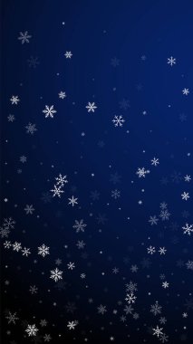 Az kar yağan Noel arkaplanı. İnce uçan kar taneleri ve koyu mavi arka plandaki yıldızlar. Temyize giden Gümüş Kar Tanesi şablonu. Seçkin dikey illüstrasyon.