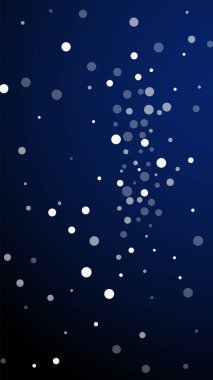 Beyaz noktalar Noel arkaplanı. İnce uçan kar taneleri ve koyu mavi arka plandaki yıldızlar. Tatlı kış gümüşü kar tanesi şablonu örtüyor. Dikey dikkat çekici illüstrasyon.