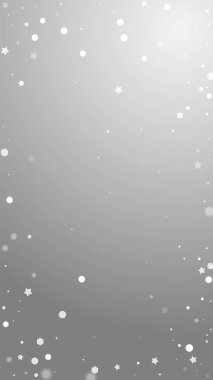 Sihirli yıldızlar rastgele Noel arkaplanı. İnce uçan kar taneleri ve gri arkaplanda yıldızlar. Gerçek kış gümüşü kar tanesi şablonu örtüyor. Muhteşem dikey illüstrasyon.