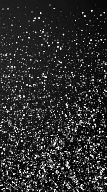 Yılbaşı arka planında rastgele beyaz noktalar. İnce uçan kar taneleri ve siyah arka plandaki yıldızlar. Temyize giden Gümüş Kar Tanesi şablonu. İlahi dikey illüstrasyon.