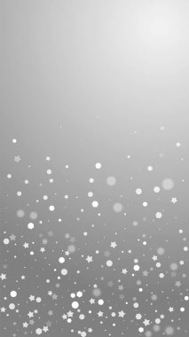 Sihirli yıldızlar rastgele Noel arkaplanı. İnce uçan kar taneleri ve gri arkaplanda yıldızlar. Eğlenceli kış gümüşü kar taneleri şablonu örtüyor. Güzel dikey illüstrasyon.