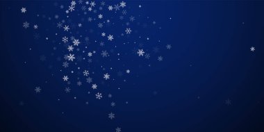 Az kar yağan Noel arkaplanı. İnce uçan kar taneleri ve koyu mavi gece arka planındaki yıldızlar. Çekici kış gümüşü kar tanesi şablonu örtüyor. Sanatsal vektör illüstrasyonu.