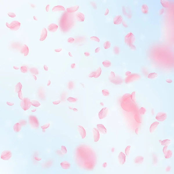 樱花花瓣落下 浪漫的粉红色花朵落下雨 在蓝天广场的背景下飞翔的花瓣 浪漫的概念 华丽的婚礼请柬 — 图库照片