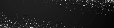 Yılbaşı arka planında rastgele beyaz noktalar. İnce uçan kar taneleri ve siyah arka plandaki yıldızlar. Cesur kış gümüşü kar taneleri şablonu örtüyor. Takdire şayan panoramik çizim.