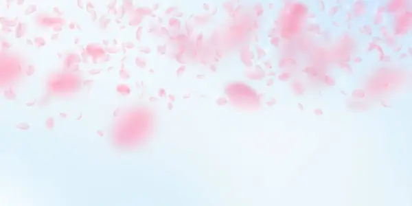 桜の花びらが落ちています ロマンチックなピンクの花のグラデーション 青い空広い背景に花びらを飛んでいます ロマンス概念 壮大な結婚式招待状 — ストック写真