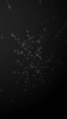 Sihirli yıldızlar seyrek Noel arkaplanı. İnce uçan kar taneleri ve siyah arka plandaki yıldızlar. Canlı canlı gümüş kar tanesi şablonu. Sıra dışı dikey illüstrasyon.