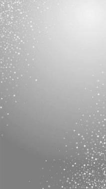 Muhteşem düşen yıldızlar Noel arkaplanı. İnce uçan kar taneleri ve gri arkaplanda yıldızlar. Tatlı kış gümüşü kar tanesi şablonu örtüyor. Serin dikey illüstrasyon.