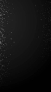 Sihirli yıldızlar Noel arka planı. İnce uçan kar taneleri ve siyah arka plandaki yıldızlar. Tatlı kış gümüşü kar tanesi şablonu örtüyor. Takdire şayan dikey çizim.