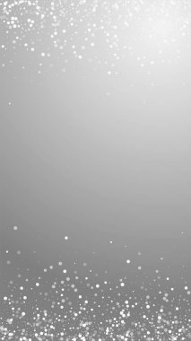 Yılbaşı arka planında rastgele beyaz noktalar. İnce uçan kar taneleri ve gri arkaplanda yıldızlar. Takdire şayan kış gümüşü kar tanesi şablonu örtüyor. Dikey illüstrasyon baştan çıkarıcı.