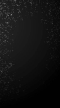 Sihirli yıldızlar Noel arka planı. İnce uçan kar taneleri ve siyah arka plandaki yıldızlar. Takdire şayan kış gümüşü kar tanesi şablonu örtüyor. Canlı dikey illüstrasyon.