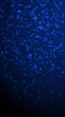 Sihirli yıldızlar seyrek Noel arkaplanı. İnce uçan kar taneleri ve koyu mavi arka plandaki yıldızlar. Eğlenceli kış gümüşü kar taneleri şablonu örtüyor. Manyetik dikey illüstrasyon.