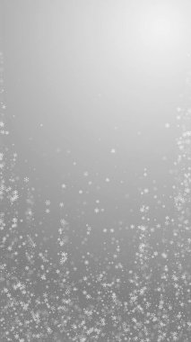Güzel kar yağışı Noel arkaplanı. İnce uçan kar taneleri ve gri arkaplanda yıldızlar. Kış gümüşi kar taneleri şablonları örtüyor. Fantastik dikey çizim.