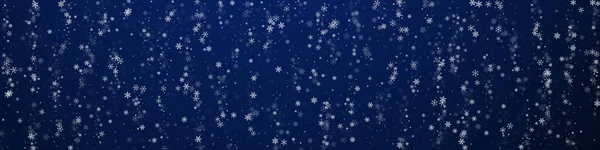 美丽的降雪圣诞背景 淡淡的雪花和深蓝色背景的星星 大胆的冬季银片覆盖模板 有趣的全景插图 — 图库矢量图片