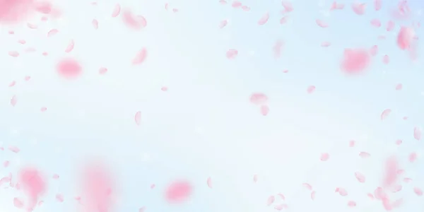 樱花花瓣掉落 浪漫的粉红色花朵小插曲 在蓝天宽背景上飞行花瓣 浪漫的概念 值得注意的婚礼邀请函 — 图库照片