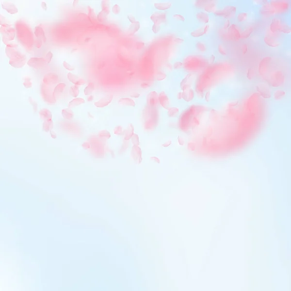 樱花花瓣落下 浪漫的粉红色花半圆 在蓝天广场的背景下飞翔的花瓣 浪漫的概念 经典婚礼请柬 — 图库照片