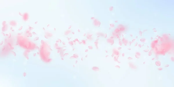 桜の花びらが落ちています ロマンチックなピンクの花は 雨が降っています 青い空広い背景に花びらを飛んでいます ロマンス概念 真っ白な結婚式招待状 — ストック写真
