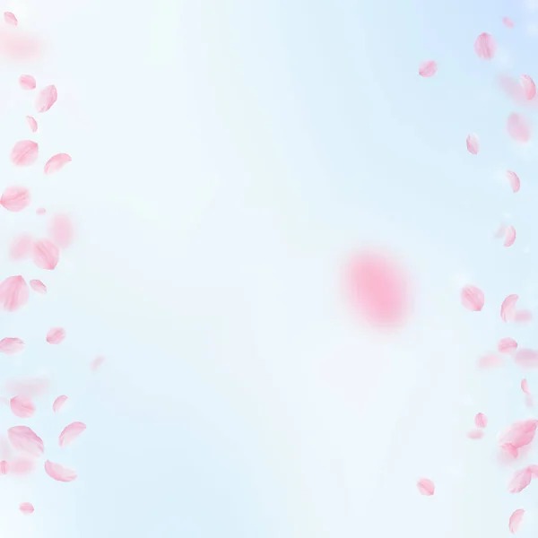 桜の花びらが落ちてきた ロマンチックなピンクの花の境界線 青い空の広場の背景に花びらを飛んで 恋愛概念 現代の結婚式の招待 — ストック写真