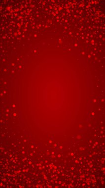 Yılbaşı arka planında kar yağışı var. İnce uçan kar taneleri ve kırmızı arka plandaki yıldızlar. Karlı bayram örtüsü. Dikey vektör illüstrasyonu.