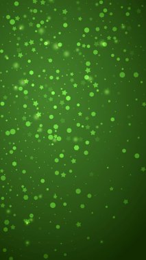 Yılbaşı arka planında kar yağışı var. İnce uçan kar taneleri ve yeşil arka plandaki yıldızlar. Karlı bayram örtüsü. Dikey vektör illüstrasyonu.