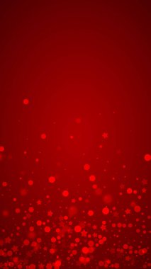 Yılbaşı arka planında kar yağışı var. İnce uçan kar taneleri ve kırmızı arka plandaki yıldızlar. Karlı bayram örtüsü. Dikey vektör illüstrasyonu.