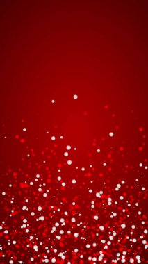 Sihirli kar yağışı arkaplanı. İnce uçan kar taneleri ve kırmızı arka plandaki yıldızlar. Sihirli yağan kar tatili manzarası. Dikey vektör illüstrasyonu.