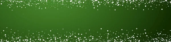 飘落的雪花掩盖了圣诞节的背景 淡淡的飘扬的雪花和圣诞绿色背景上的星星 美丽的雪花覆盖在上面 全景矢量图解 — 图库矢量图片