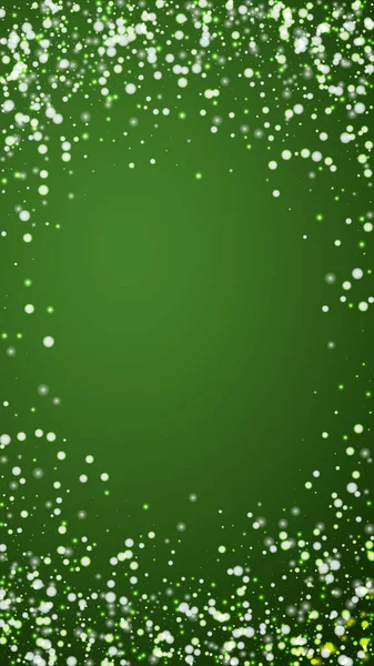 美丽的降雪圣诞节背景 淡淡的飘扬的雪花和圣诞绿色背景上的星星 美丽的降雪覆盖模板 垂直矢量说明 — 图库矢量图片