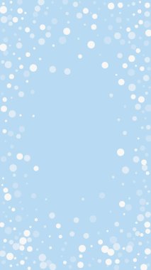 Yılbaşı arkaplanında kar taneleri yağıyor. Hafif uçan kar taneleri ve açık mavi kış arka planındaki yıldızlar. Çok güzel düşen kar taneleri. Dikey vektör illüstrasyonu.