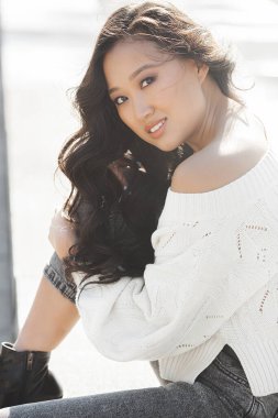 Dışarıda güzel bir kadın var. Şehir geçmişinde güzel bir bayan. Asyalı kadın portresi.