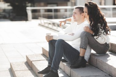 Dışarıda çok kültürlü bir çift var. Gençlerin randevusu var. Kadın ve erkek birlikte mutlu..