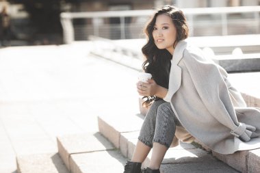 Kahve içen çekici genç bayan. Güzel, genç bir kadın portresi. Kadın yüz portresi.