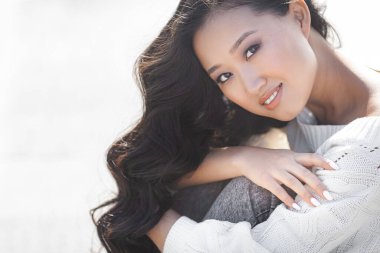 Dışarıda güzel bir kadın var. Şehir geçmişinde güzel bir bayan. Asyalı kadın portresi.