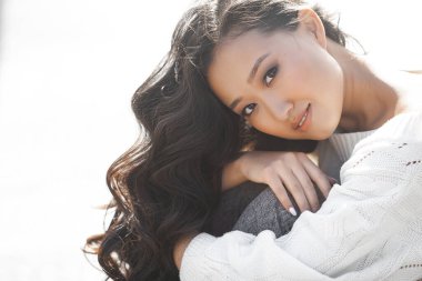 Dışarıda güzel bir kadın var. Şehir geçmişinde güzel bir bayan. Asyalı kadın portresi.