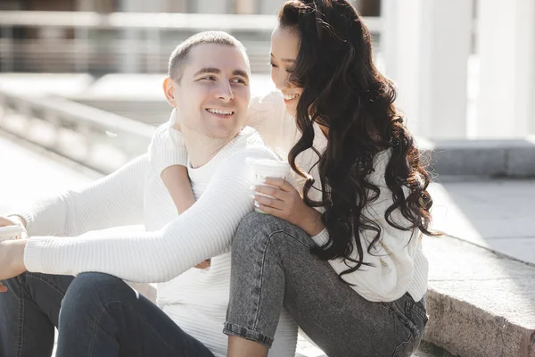 Adorable Couple Multiracial Extérieur Les Jeunes Ont Rendez Vous Femme — Photo