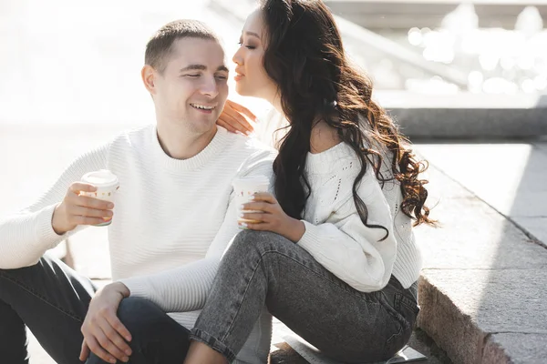 Adorable Couple Multiracial Extérieur Les Jeunes Ont Rendez Vous Femme — Photo